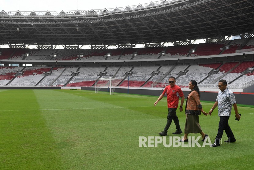 Ketua Umum Persatuan Sepak Bola Seluruh Indonesia (PSSI) Mochamad Iriawan (kiri) didampingi anggota Komite Eksekutif (Exco) PSSI Sonhadji (kanan) dan Manajer Pengelola Kawasan Olahraga GBK Muliani (tengah) meninjau Stadion Utama Gelora Bung Karno (SUGBK) di Senayan, Jakarta, Jumat (6/3/2020).