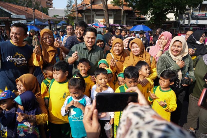 Ketua Umum Persatuan Sepakbola Seluruh Indonesia (PSSI), Erick Thohir melakukan foto bersama dengan warga yang berolahraga di seputar GOR Sriwedari, Ahad (23/7/2023).
