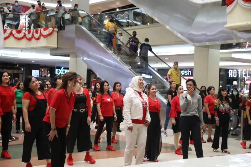  Ketua Umum Persatuan Wanita Olahraga Seluruh Indonesia (Perwosi) Tri Tito Karnavian membuka kegiatan Launching  Tri Tito Karnavian di Atrium Mega Mall Manado, Sulut, Ahad (7/8/2022). 