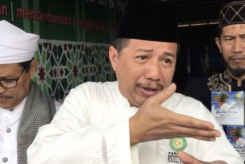 Ketua Umum Persaudaraan Muslim Indonesia (Parmusi), H Usamah Hisyam (tengah)