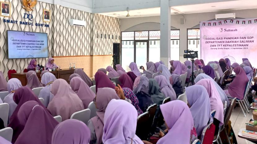 Ketua Umum Persaudaraan Muslimah (Salimah), Ir Etty Praktiknyowati, dalam Sosialisali Panduan dan SOP Departemen Dakwah PP Salimah pada Ahad (3/9) di Bogor.