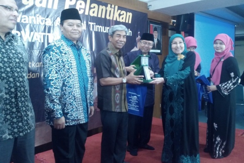 Ketua Umum Perwatt, Nabilah Lubis, memberikan penghargaan ke Wamenlu RI, A M Fachir di Jakarta, Ahad (14/8).