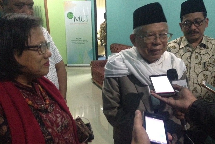 Ketua Umum PGI, Pendeta Henriette Tabita Lebang (kiri) dan Ketua Umum MUI, KH Ma'ruf Amin (kanan) usai bertemu di Kantor MUI, Jakarta, Selasa (20/3).