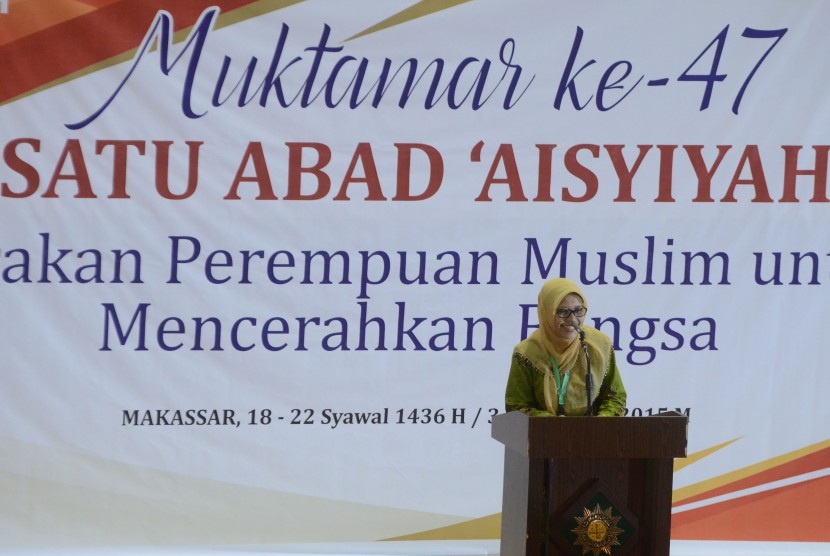 Ketua Umum Pimpinan Pusat Aisyiyah, Siti Noordjannah Djohantini, memberi kata sambutan pada penutupan Muktamar ke-47 Satu Abad Aisyiyah di Makassar, Sulawesi Selatan, Jumat (7/8).