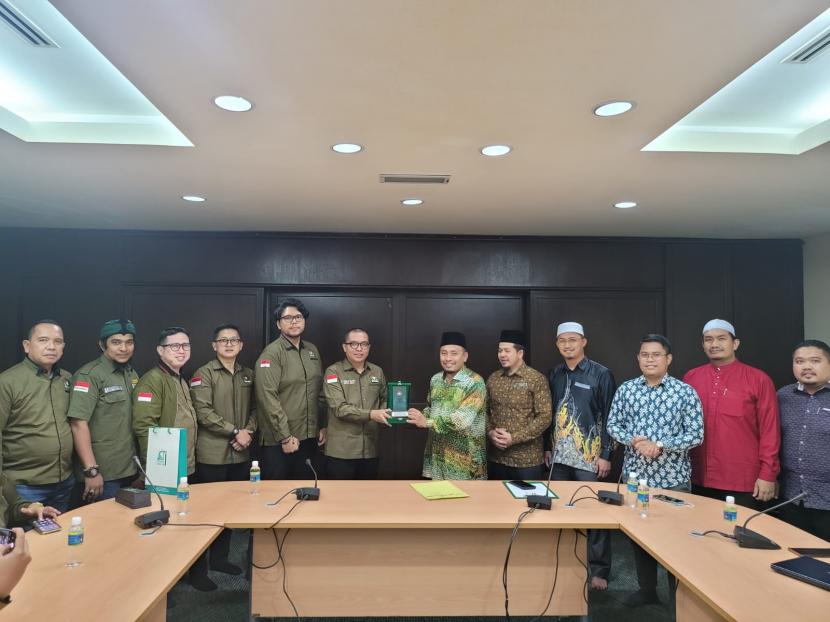 Ketua Umum Pimpinan Pusat Generasi Muda Pembangunan Indonesia (PP GMPI) mengajak sejumlah pengurus ke kantor Partai Islam Malaysia yang biasa disingkat PAS di Kuala Lumpur Malaysia, Kamis (4/8/2022). 