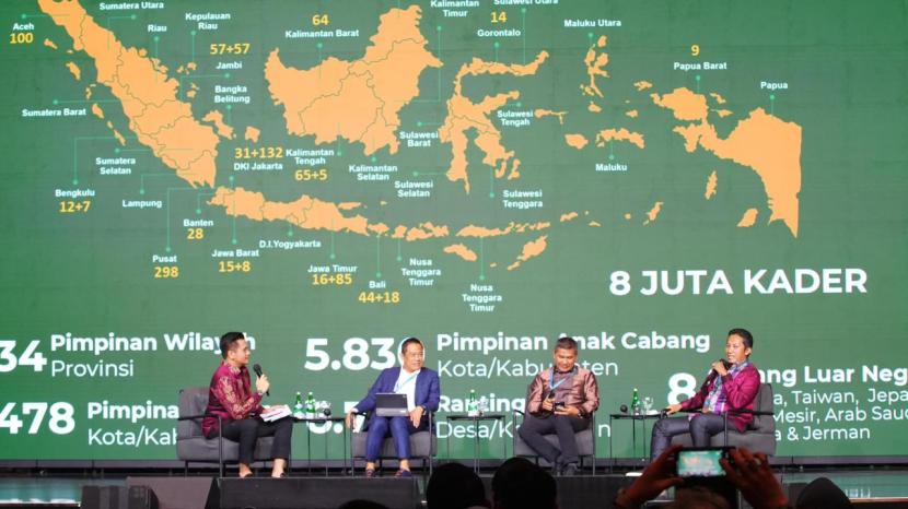 Ketua Umum Pimpinan Pusat Gerakan Pemuda Ansor (GP Ansor) Addin Jauharuddin (pertama kanan), berbicara dalam BNI Investor Daily Summit 2024.