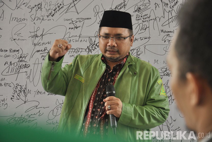 Ketua Umum Pimpinan Pusat GP Ansor, H Yaqut Cholil Qoumas meyampaikan paparannya pada Dialog Pencegahan Faham Radikal Terorisme dan ISIS bagi Pemuda Ansor se- Jawa Tengah di Balai Diponegoro, Semarang, Kamis (28/4).