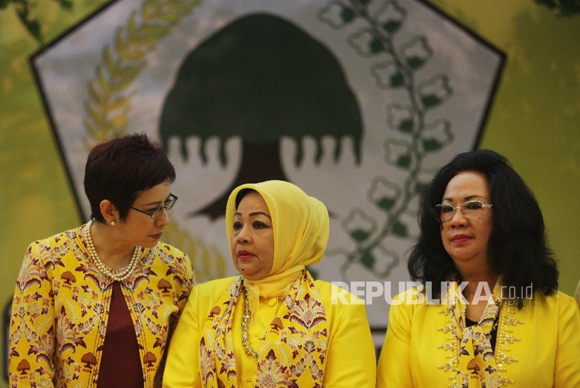 Ketua Umum Pimpinan Pusat Kesatuan Perempuan Partai Golkar (PP KPPG) Ulla Nuchrawatty (tengah ) berbincang dengan Nurul Arifin (kiri) dan Tetty Kadi Bawono 