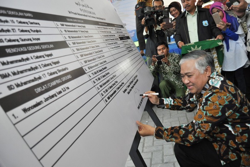 Ketua Umum Pimpinan Pusat Muhammadiyah Din Syamsudin membubuhkan tanda tangan papan peresmian gedung disela acara Kado Muktamar Ke 47 Muhammadiyah di Surabaya, Jawa Timur, Senin (27/7).