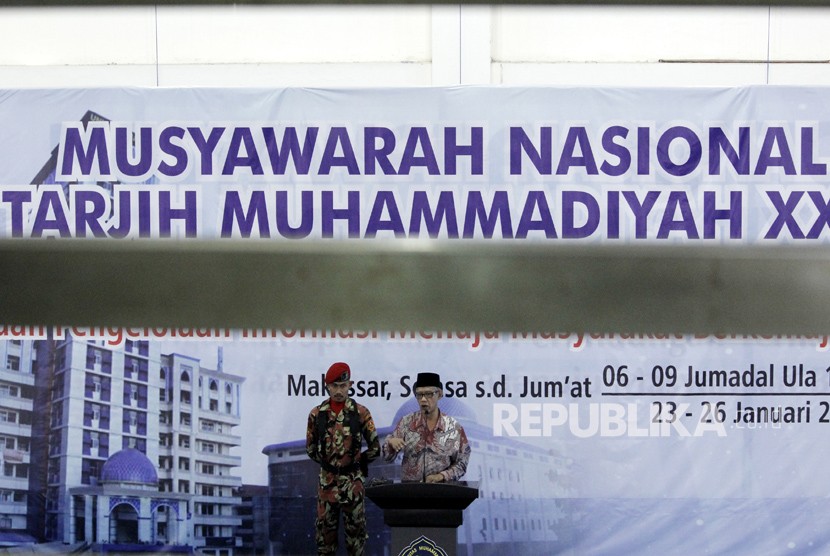 Ketua Umum Pimpinan Pusat Muhammadiyah Haedar Nashir (kanan) memberikan sambutan saat membuka Musyawarah Nasional Tarjih Muhammadiyah ke-XXX di kampus Universitas Muhammadiyah (Unismuh) Makassar, Sulawesi Selatan, Rabu (24/1). 