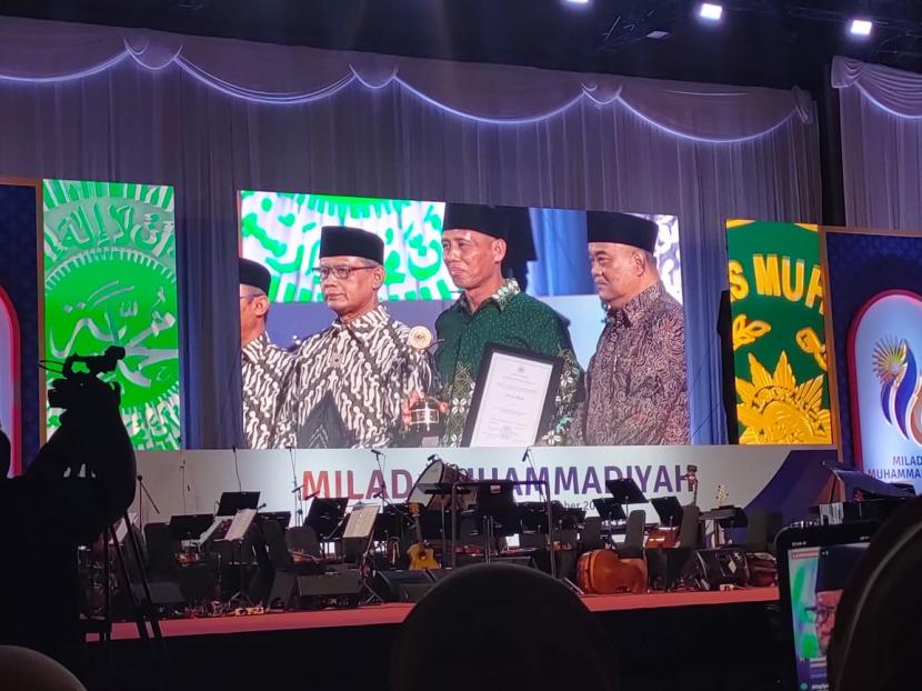 Ketua Umum Pimpinan Pusat Muhammadiyah Haedar Nashir memberikan penghargaan Muhamadiyah Awards kepada Mukardi, pejuang pendidikan di Sumsel
