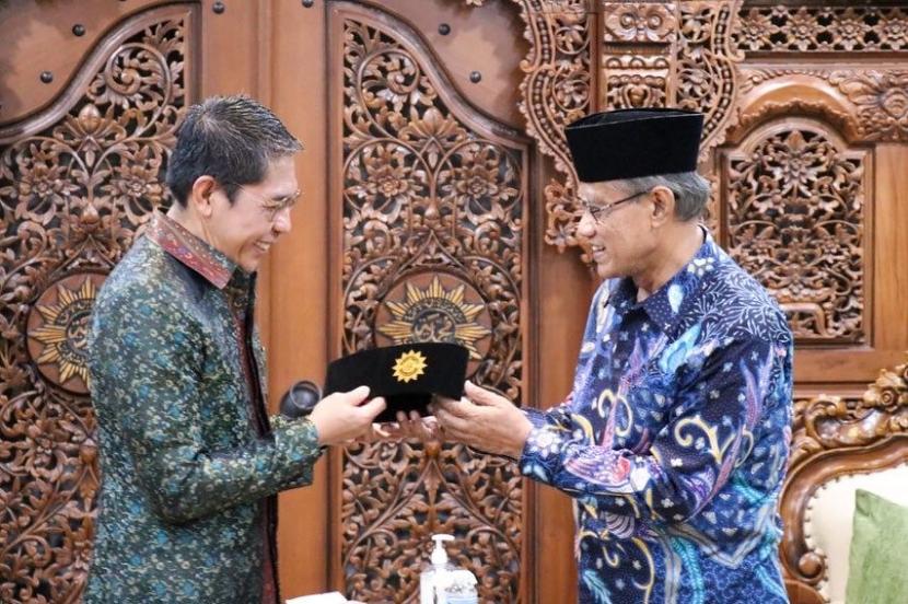 Ketua Umum Pimpinan Pusat Muhammadiyah Haedar Nashir saat menjamu kunjungan Pemerintah Singapura yang dipimpin Menteri Pendidikan dan Menteri Agama Singapura, Maliki Osman.