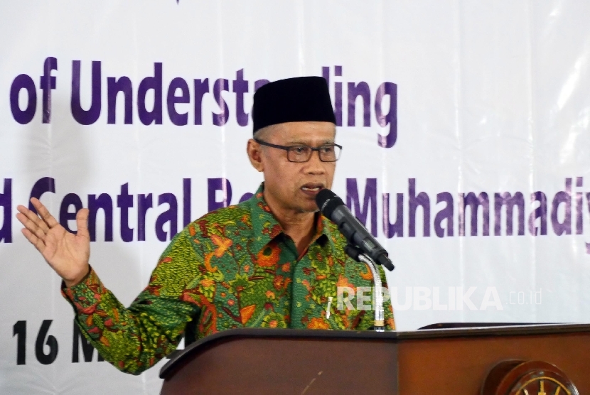 Ketua Umum Pimpinan Pusat Muhammadiyah Haedar Nasir menyampaikan kata sambutannya pada acara penandatanganan nota kesepahaman antara Kedutaan Besar Inggris di Jakarta dengan Pimpinan Pusat Muhammadiyah, Senin (16/5) di Jakarta. (Republika / Darmawan)
