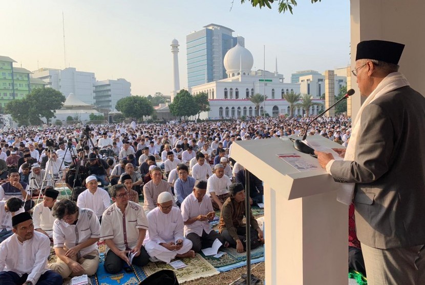 Ketua Umum Pimpinan Pusat Muhammadiyah, KH Haedar Nashir saat khutbah Idul Adha di Masjid Agung Al Azhar, Jakarta, Ahad (11/8). 