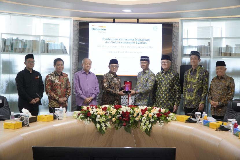 Ketua Umum Pimpinan Pusat Muhammadiyah Prof Haedar Nashir (keempat dari kiri) bersama dengan jajaran menerima rombongan pimpinan PT Bank Danamon Indonesia di Ruang Rapat Gedung PP Muhammadiyah, Menteng, Jakarta, Rabu (23/10/2024).