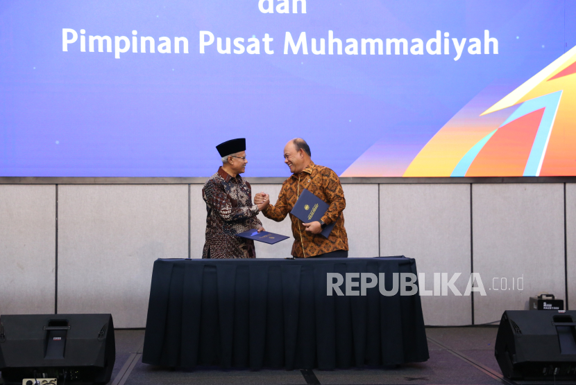 Ketua Umum Pimpinan Pusat Muhammadiyah Prof Haedar Nashir (kiri) menjabat tangan Kepala Badan Gizi Nasional Dadan Hindayana usai penandatanganan MoU di acara malam ramah tamah Tanwir dan resepsi Milad ke-112 Muhammadiyah di Kupang,NTT, Selasa (4/12/2024) malam.