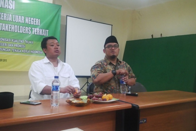  Ketua Umum Pimpinan Pusat Pemuda Muhammadiyah, Dahnil Anzar Simanjuntak (kanan) bersama Ketua Umum Gerakan Pemuda Anshor, Nusron Wahid (kiri) di kantor GP Anshor, Jakarta, Kamis (18/9) malam.