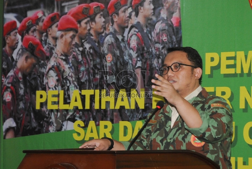Ketua Umum Pimpinan Pusat Pemuda Muhammadiyah Dahnil Anzar Simanjuntak memberikan kata sambutannya pada acara Pembukaan Pelatihan Kader Nasional Cinta Negara, SAR dan Regu Gerak Cepat KOKAM Muhammadiyah 2015 di Jakarta, Kamis (3/12).