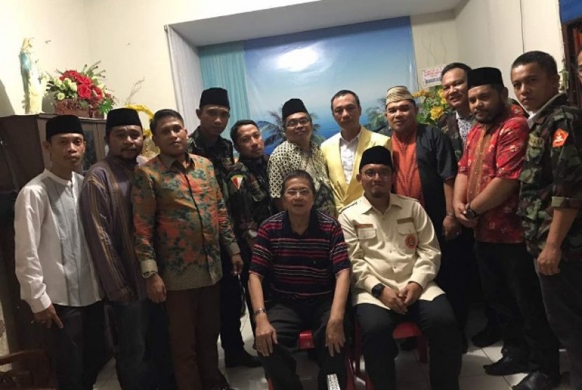 Ketua Umum Pimpinan Pusat Pemuda Muhammadiyah Dahnil Anzar Simanjuntak (duduk kanan) bersama dengan Pastor Fred S Tawaluyan (duduk) dan sejumlah perwakilan organisasi Islam dan kepemudaan dalam pertemuan di Manado.