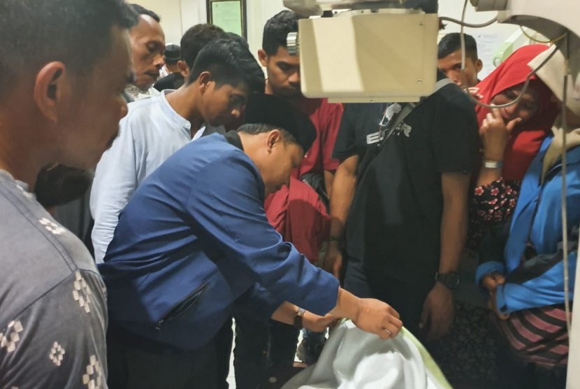 Ketua Umum Pimpinan Pusat Pemuda Muhammadiyah Sunanto melayat almarhum Randi sambil menunggu proses otopsi di Rumah Sakit Abu Nawas Kendari, Kamis (26/9).