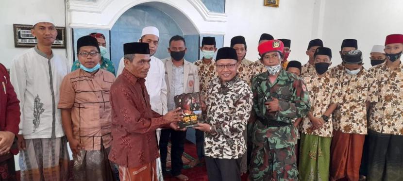 Ketua Umum Pimpinan Pusat Pemuda Muhammadiyah Sunanto menyampaikan bantuan bagi pembangunan Panti Asuhan Muhammadiyah Sumenep, Jawa Timur.