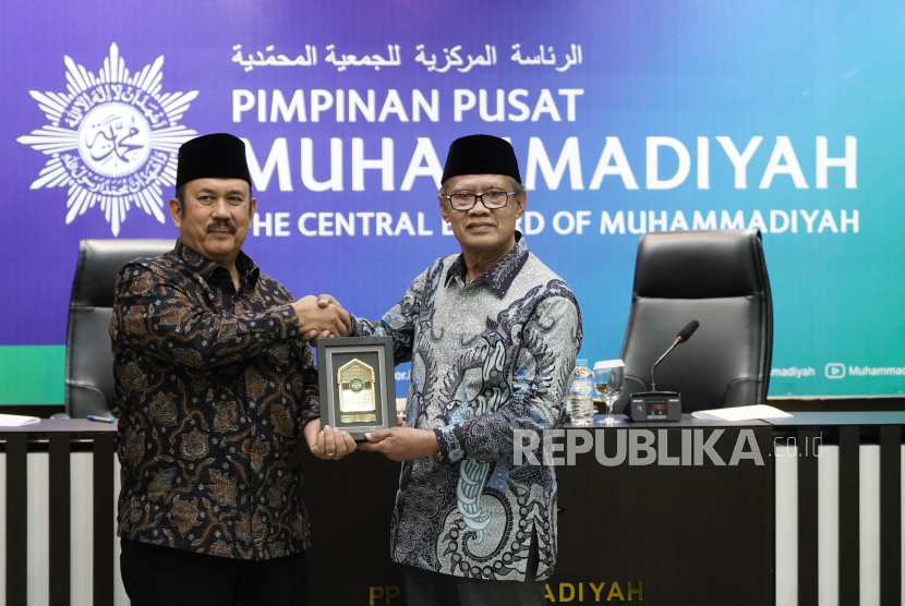 Ketua Umum Pimpinan Pusat (PP) Muhammadiyah Haedar Nashir (kanan) saat menerima silaturahim Menteri Perencanaan Pembangunan Nasional/Kepala Badan Perencanaan Pembangunan Nasional (PPN/Bappenas) Rachmat Pambudy di Kantor PP Muhammadiyah, Yogyakarta, Senin (9/6/2025) malam.