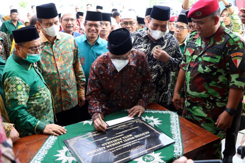 Ketua Umum Pimpinan Pusat (PP) Muhammadiyah Haedar Nasir meresmikan ruang ICU dan NICU Rumah Sakit  Aisiyah di Kelurahan  Taratak, Kecamatan Pariaman Tengah, Sumatera Barat, Ahad (26/6/2022).
