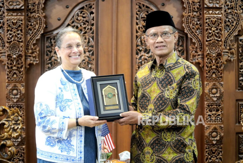 Ketua Umum Pimpinan Pusat (PP) Muhammadiyah Prof Haedar Nashir (kanan) menerima Duta Besar Amerika Serikat untuk RI Kamala Shirin Lakhdir (kiri) di Gedung Pusat Dakwah PP Muhammadiyah, Menteng, Jakarta, Selasa (17/12/2024).