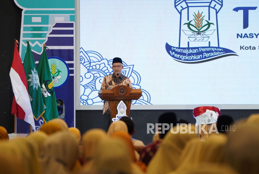 Ketua Umum Pimpinan Pusat (PP) Muhammadiyah Prof Haedar Nashir menyampaikan pidato dalam Tanwir II PP Nasyiatul Aisyiyah yang digelar di Kota Serang, Banten, pada Kamis (4/9/2025).