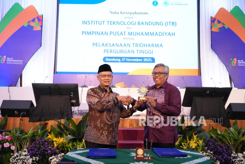 Ketua Umum Pimpinan Pusat (PP) Muhammadiyah Prof Haedar Nashir (kiri) dan Rektor ITB Prof Tatacipta Dirgantara seusai penandatanganan MoU di kampus UM Bandung, Bandung, Jawa Barat, Senin (17/11/2025).