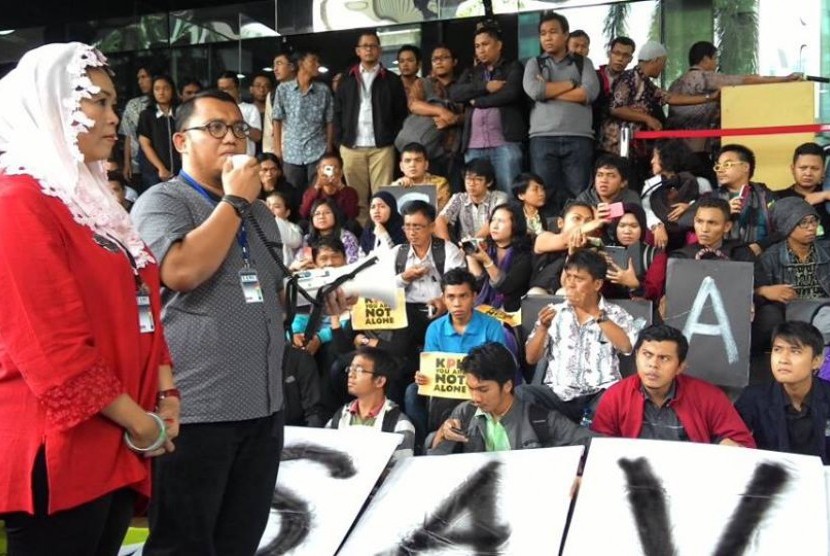 Ketua Umum Pimpinan Pusat (PP) Pemuda Muhammadiyah Dahnil Anzar Simanjuntak saat berorasi di depan gedung KPK, Jumat (23/1).