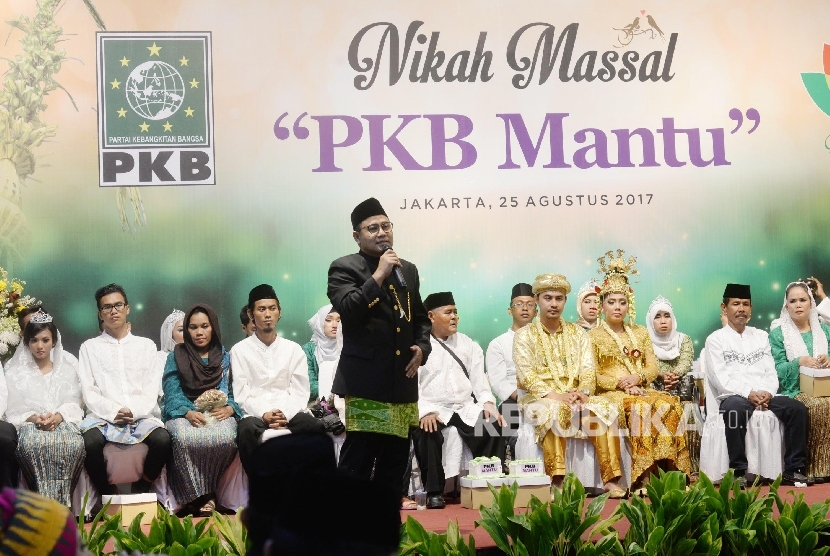 Ketua Umum PKB Muhaimin Iskandar beserta istri, dan sejumlah pasang pengantin berfoto saat acara nikah massal 