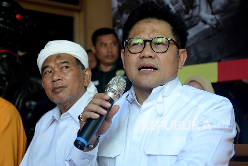 Ketua Umum PKB Muhaimin Iskandar didampingi Anggota Dewan Syuro PKB Abdul Ghofur (Kiri) bersama para biksu melakukan dialog keagamaan di Jakarta, Ahad (3/9). 