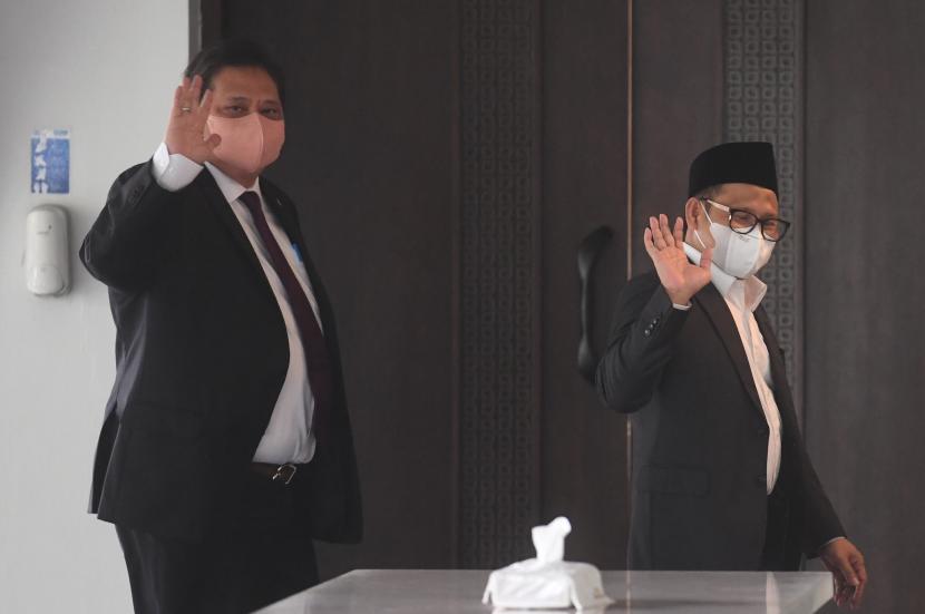 Ketua Umum PKB Muhaimin Iskandar (kanan) dan Ketua Umum Partai Golkar Airlangga Hartarto (kiri) 
