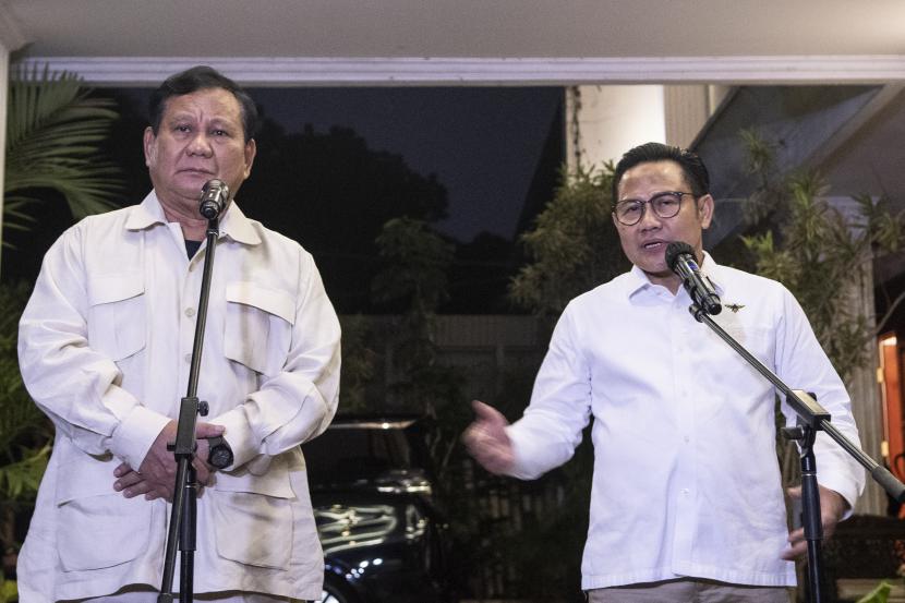 Ketua Umum PKB Muhaimin Iskandar (kanan) dan Ketua Umum Partai Gerindra Prabowo Subianto (kiri) memberikan keterangan kepada media usai melakukan pertemuan di Kertanegara, Jakarta, Sabtu (18/6/2022). Dalam pertemuan tersebut, Gerindra dan PKB bersepakat bekerja sama menyiapkan Pileg, Pilpres dan Pilkada di Pemilu 2024 mendatang. 