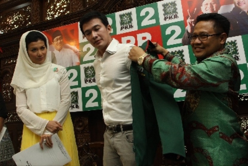Ketua Umum PKB Muhaimin Iskandar (kanan) memberikan jaket PKB kepada salah satu caleg PKB Mandala Soji (tengah) yang didampingi Arzeti Bilbina (kiri) saat pendaftaran calon legislatif untuk pemilihan umum 2014 di kantor DPP Partai Kebangkitan Bangsa di Rad