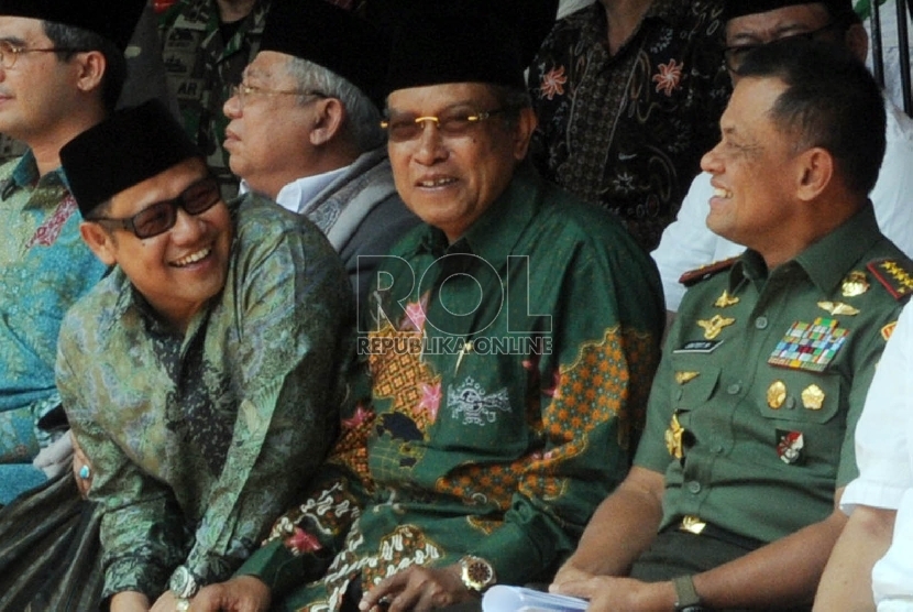 Ketua Umum PKB Muhaimin Iskandar, Ketua Umum PBNU KH Said Aqil Siroj dan Panglima TNI Jenderal Gatot Nurmantyo (kiri-kanan) berbincang pada acara penutupan Kirab Resolusi Jihad NU, dalam rangka Menyambut hari Santri Nasional, Kamis (22/10) di Jakarta.