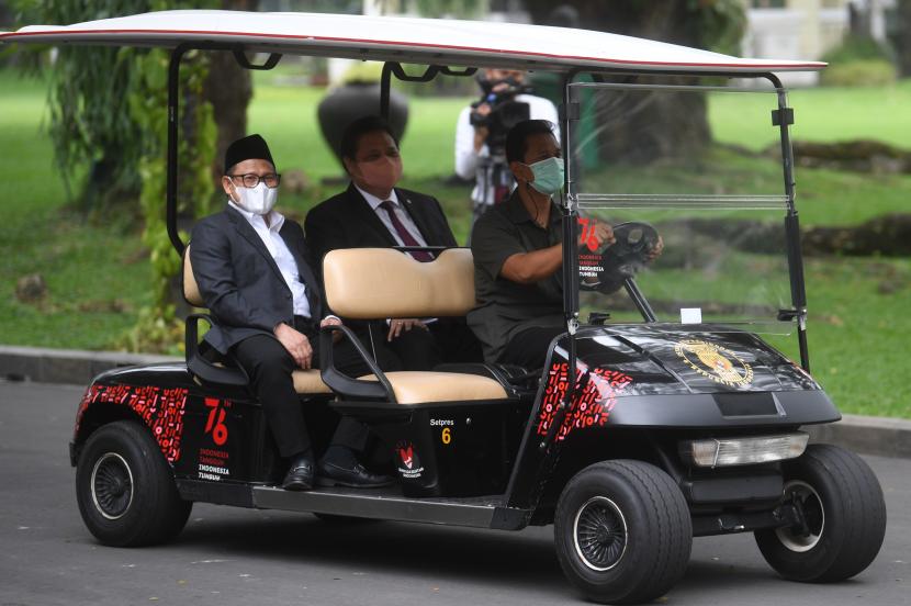 Ketua Umum PKB Muhaimin Iskandar (kiri) dan Ketua Umum Partai Golkar Airlangga Hartarto (tengah) menaiki mobil golf di halaman kompleks Istana Kepresidenan Jakarta, Rabu (15/6/2022). 