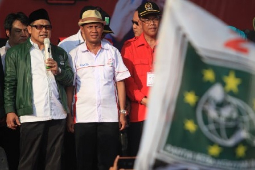 Ketua Umum PKB Muhaimin Iskandar (kiri) menyampaikan pidato bersama Calon Wakil Bupati Indramayu Rasta Wiguna (tengah) dan anggota DPR RI Yoseph Umar Hadi pada kampanye akbar di Indramayu, Jawa Barat, Sabtu (5/12).