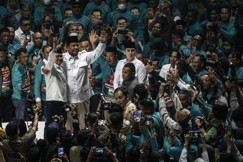 Ketua Umum PKB Muhaimin Iskandar (kiri tengah) bersama Ketua Umum Partai Gerindra Prabowo Subianto (kanan tengah) menyapa para kader PKB dalam acara PKB Road To Election 2024 di Tennis Indoor Senayan, Jakarta, Ahad (30/10/2022). Acara itu dihadiri oleh para kader Partai Kebangkitan Bangsa (PKB) dari seluruh wilayah di Indonesia. 