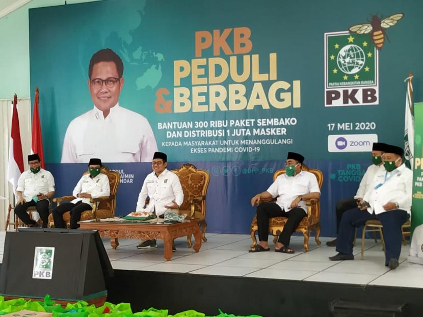 Ketua Umum PKB Muhaimin Iskandar membagikan 300 ribu paket sembako dan 1 juta masker secara simbolik kepada masyarakat di seluruh Indonesia di Kantor DPP PKB, Menteng, Jakarta,  Ahad (17/5). 