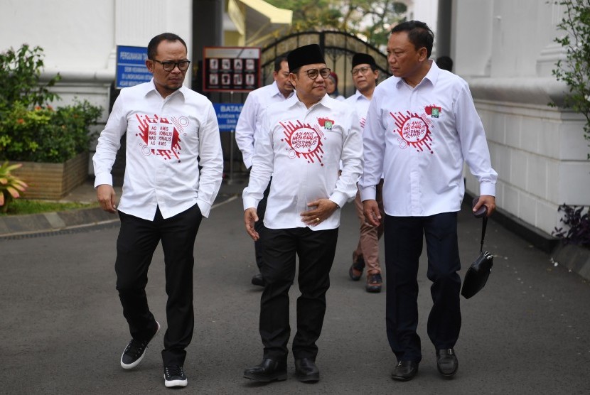 Ketua Umum PKB Muhaimin Iskandar (tengah) berbincang dengan dewan pengurus pusat (DPP) lainnya ketika meninggalkan Kompleks Istana Kepresidenan usai bertemu dengan Presiden Joko Widodo di Jakarta, Selasa (2/7/2019). 