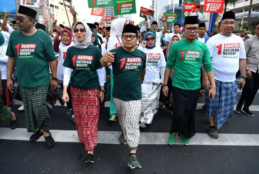 Ketua Umum PKB Muhaimin Iskandar (tengah) beserta istri Rustini Murtadho (kedua kiri) didampingi Menaker Hanif Dhakiri (kedua kanan), Menteri Desa PDTT Eko Putro Sandjojo (kanan) serta Koordinator Peringatan Hari Santri PKB Jazilul Fawaid (kiri) mengikuti Jalan Sehat Sarungan di Jalan MH Thamrin, Jakarta, Ahad (30/9).