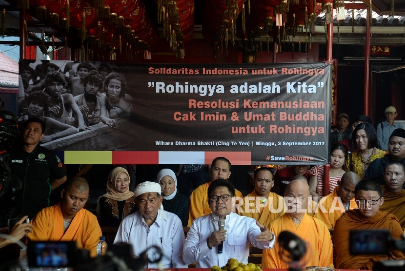 Ketua Umum PKB Muhaimin Iskandar (tengah) didampingi Anggota Dewan Syuro PKB Abdul Ghofur (kedua Kiri) bersama para biksu melakukan dialog keagamaan di Jakarta, Ahad (3/9). 