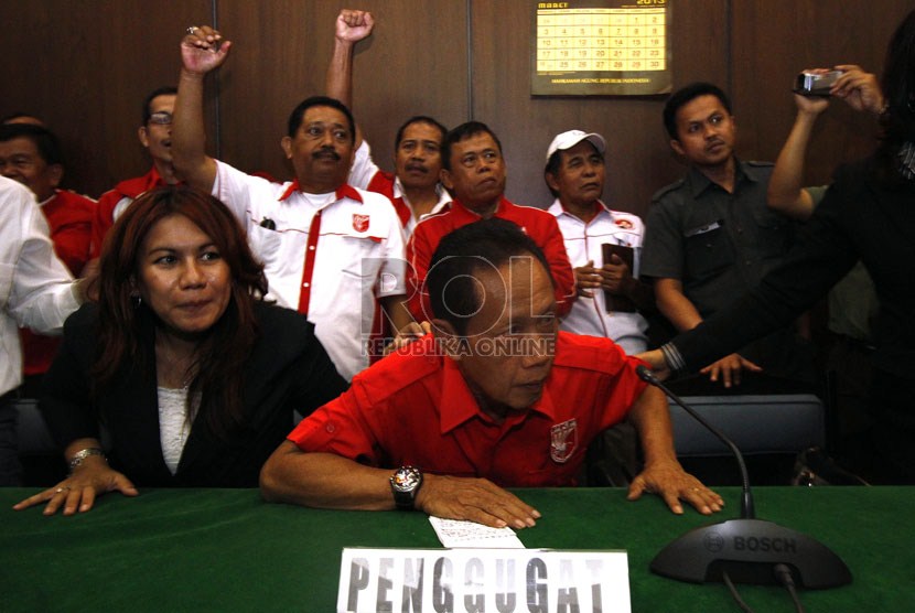   Ketua Umum PKPI Sutiyoso (kanan), mengikuti jalannya sidang vonis gugatan Partai Keadilan dan Persatuan Indonesia (PKPI) di Pengadilan Tinggi Tata Usaha Negara (PTTUN), Jakarta Pusat, Kamis (21/3). (Republika/Adhi Wicaksono)