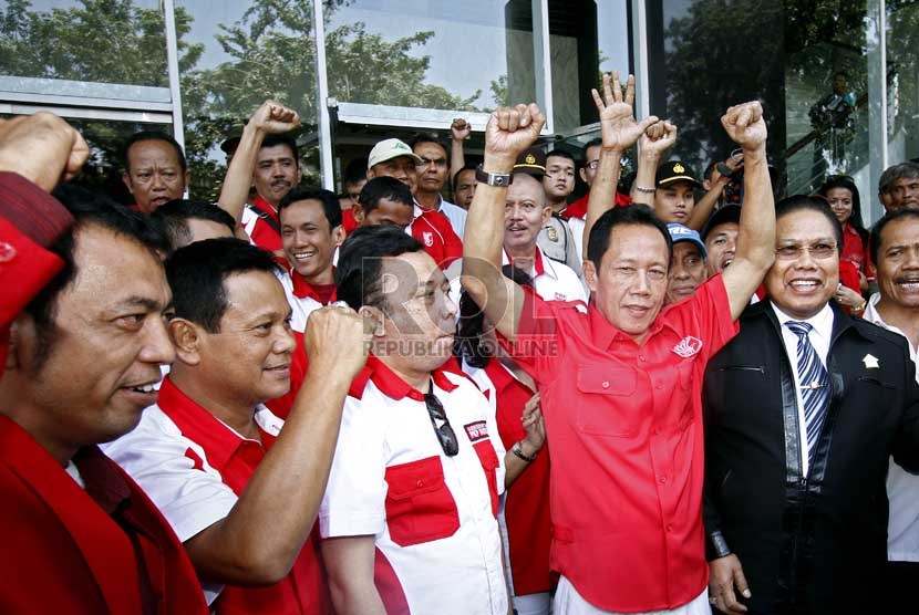  Ketua Umum PKPI Sutiyoso (tengah) usai mengikuti sidang di Pengadilan Tinggi Tata Usaha Negara (PTTUN), Jakarta Pusat, Kamis (21/3).  (Republika/Adhi Wicaksono)