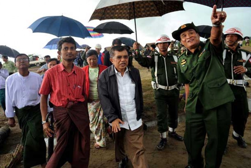   Ketua Umum PMI Jusuf Kalla didampingi Menteri Urusan wilayah Perbatasan Myanmar Letnan Jenderal Thein Htay mengunjungi barak pengungsi etnis Rohingya di Thet Kay Pyin, Ibukota negara bagian Rakhine Sittway, Myanmar, Sabtu (11/08). 