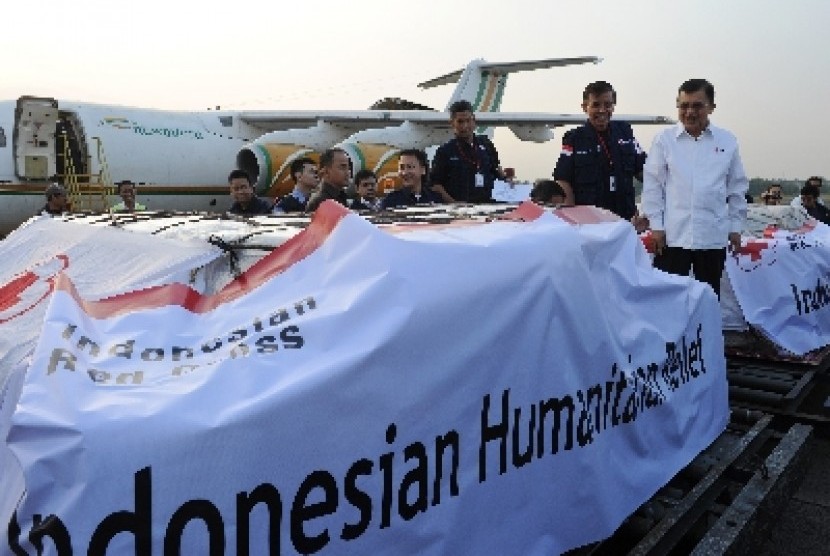 Ketua Umum PMI, Jusuf Kalla (kanan), didampingi Pengurus Bidang Penanggulangan Bencana PMI, Letjen TNI (Purn) Sumarsono (kedua kanan), memeriksa bantuan kemanusiaan untuk korban konflik Rohingya di bandara Halim Perdana Kusuma, Jakarta Timur, Sabtu (25/8).
