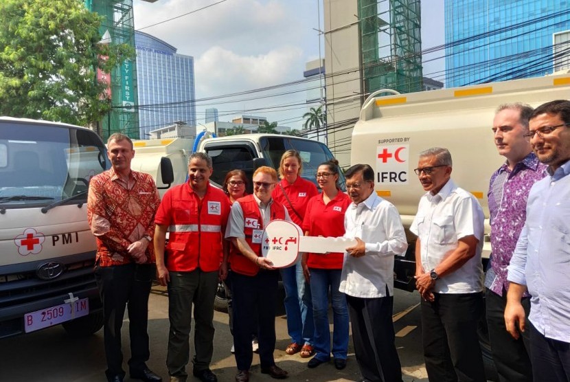 Ketua Umum PMI, Jusuf Kalla menerima simbolis bantuan 10 unit truk tangki air dari Kepala IFRC Perwakilan Indonesia-Timor Leste, Jan Gelfand, di Markas Pusat PMI, Jakarta, Jumat (17/1). 