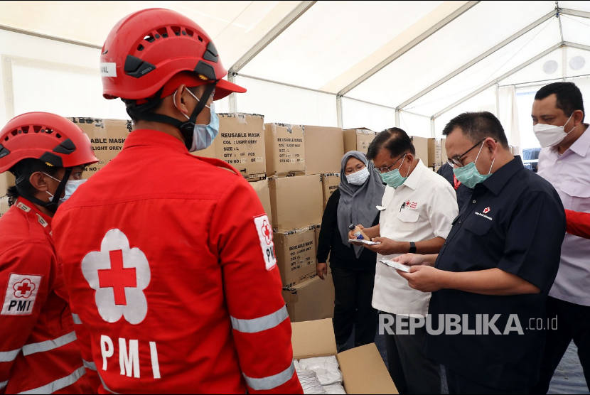 Ketua Umum PMI Jusuf Kalla mengunjungi ke Gudang Darurat Penanganan Covid-19 PMI, di Jl. Jend. Gatot Subroto, Selasa (05/01). 